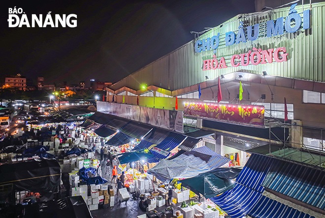 The Hoa Cuong Wholesale Market in Hai Chau District at 4:00 am.