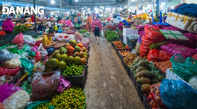 A large amount of goods is delivered to the market 