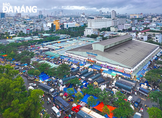 At dawn, small traders transport hundreds of tons of fresh fruits, vegetables and flowers from the Hoa Cuong Wholesale Market to wet markets.