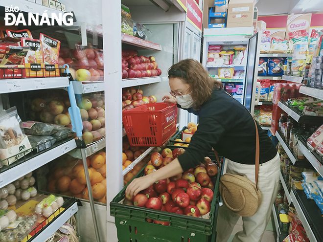 People do shopping for Tet at a supermarket in Hai Chau District, Da Nang. Photo: MY VAN