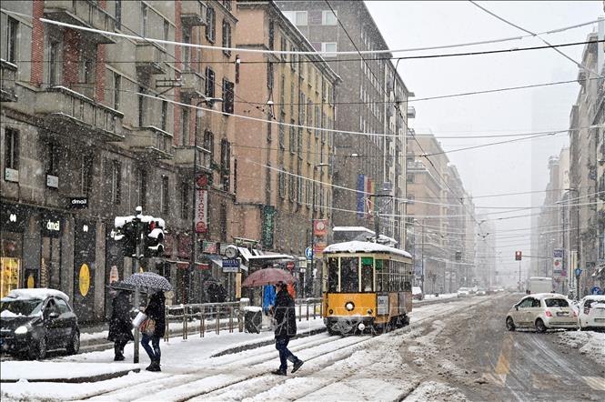  Tuyết rơi dày đặc tại Milan, Italy. Ảnh tư liệu: AFP/TTXVN