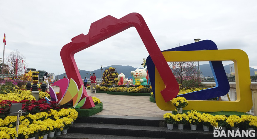 The flower garden in front of the T-bridge on Bach Dang Street is open to serve residents and visitors