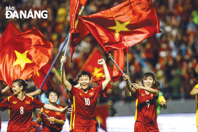 Huỳnh Như (bìa phải) và đội tuyển nữ Việt Nam sẽ tham dự World Cup 2023.  Ảnh: M.M	