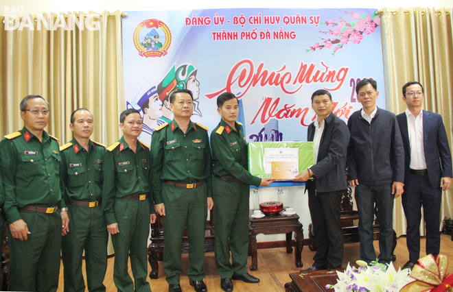 Vice Chairman of the Da Nang People's Committee Ho Ky Minh (3rd, right) sent Tet greetings to the local Military Command. Photo: P.V