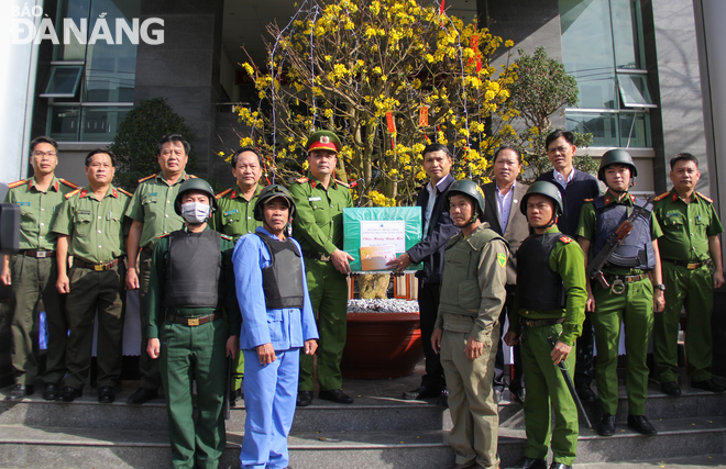 Vice Chairman Ho Ky Minh (6th row back, left) giving a Tet gift to the patrol force No. 8394 in Son Tra District. Photo: P.V