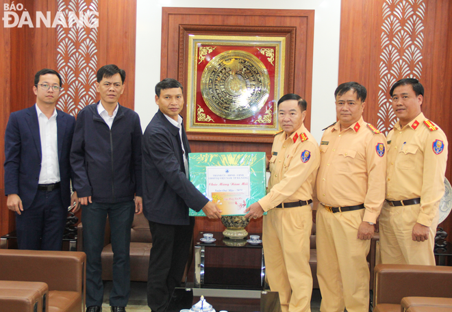 Vice Chairman Ho Ky Minh (3rd, left) acknowledged great efforts made by the city's Traffic Police in the past year. Photo: P.V