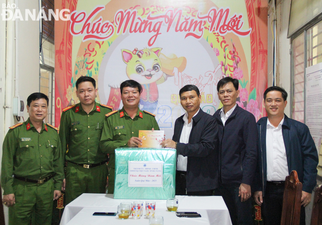 Vice Chairman Ho Ky Minh (3rd, right) extended Lunar New Year wishes to police in Hoa Phu Commune, Hoa Vang District.