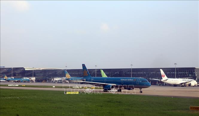 Máy bay của Vietnam Airlines đang đợi để cất cánh tại sân bay Nội Bài. Ảnh minh họa: Huy Hùng/TTXVN