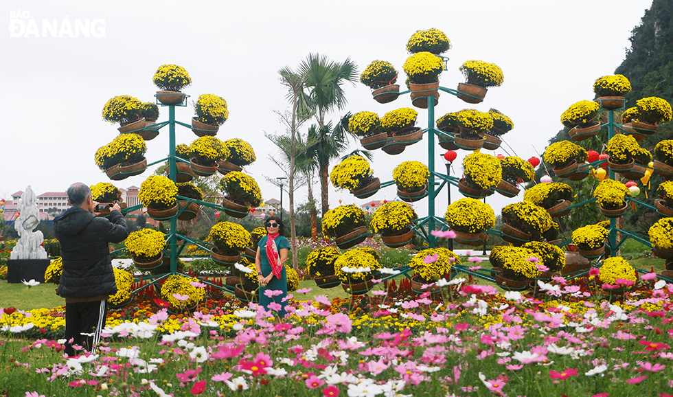 The flower garden is very attractive to local residents and tourists. Photo: THU DUYEN