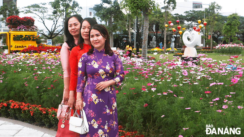 Each area of the flower garden leaves an impression on residents and visitors by the beauty and layout of flowers. Photo: THU DUYEN