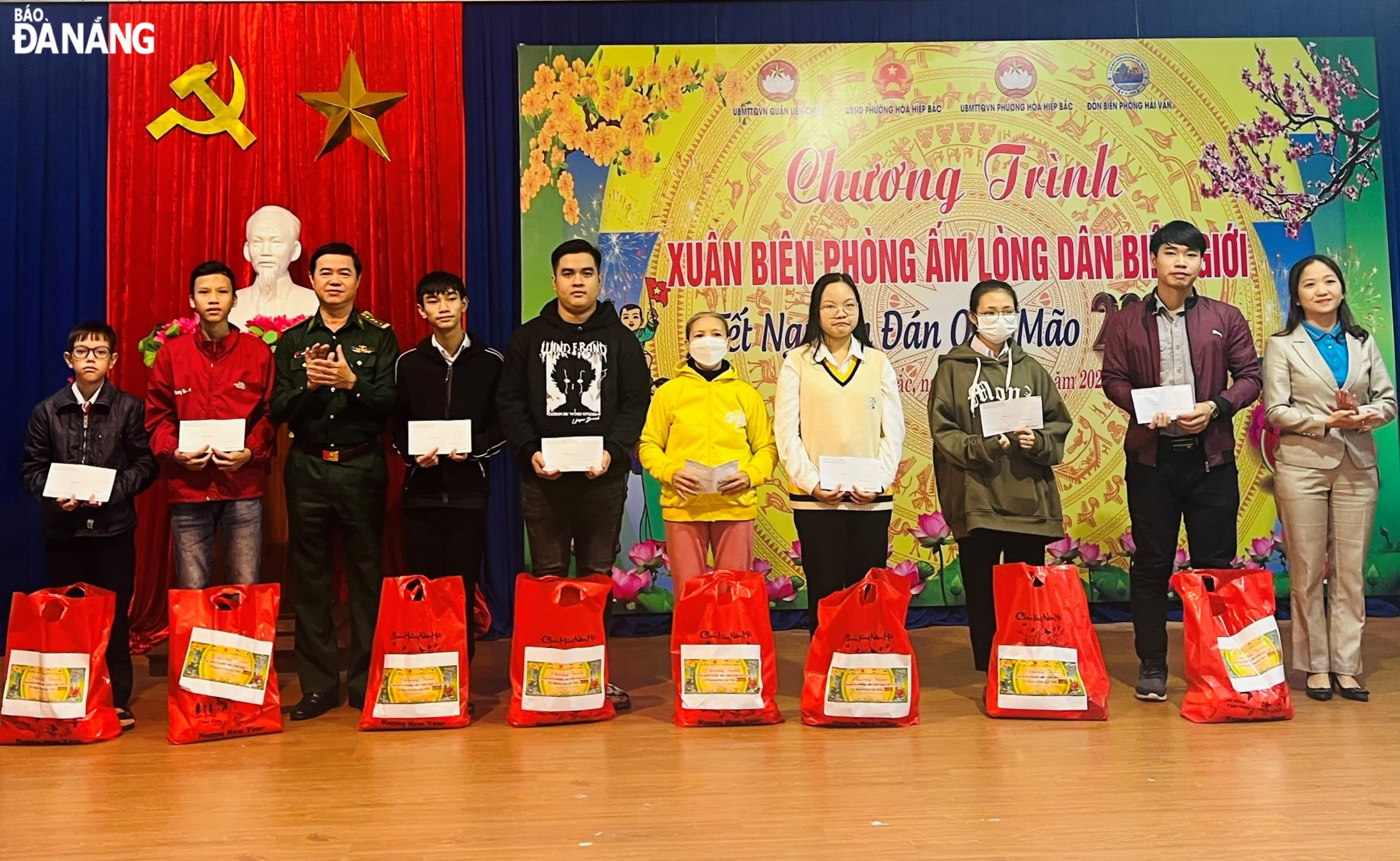   Representatives of the municipal Border Guard Command leaders present Tet gifts to poor studious pupils in Hoa Hiep Bac Ward, Lien Chieu District