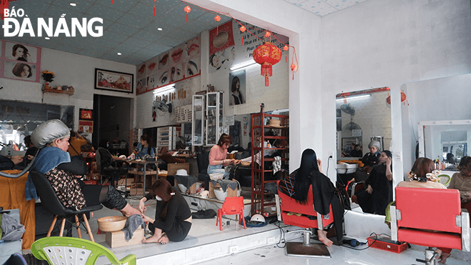 Customers are seen at the Nha Khuyen salon on the afternoon of the 29th day of the 12th lunar month. Photo: T.D