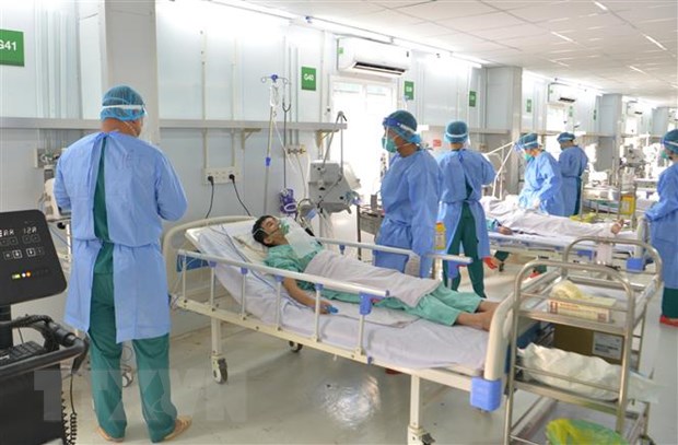 Diễn tập tình huống điều trị hồi sức cho các ca bệnh Covid-19 nặng tại Bệnh viện Dã chiến số 13 ở Thành phố Hồ Chí Minh. (Ảnh: Đinh Hằng/TTXVN)