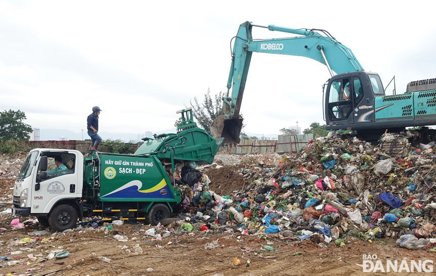 Các xe ép rác loại nhỏ tăng tần suất thu gom rác trong các khu dân cư và đưa về điểm tập kết rác tạm.