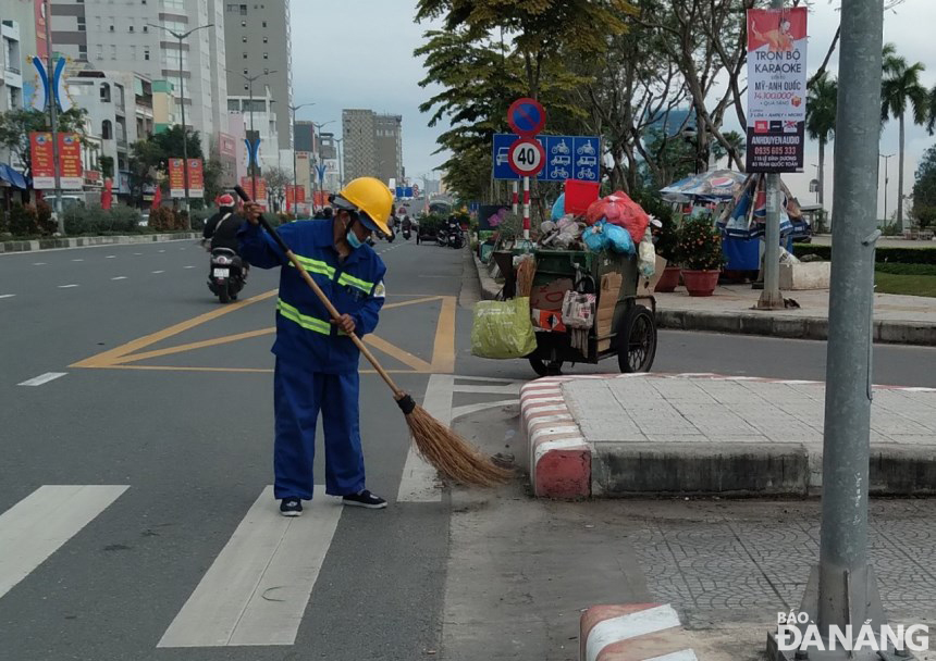 Công nhân vệ sinh đường phố bắt đầu công việc sớm hơn ngày thường.