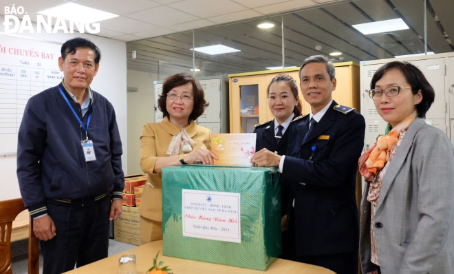 Phó Chủ tịch UBND thành phố Ngô Thị Kim Yến (thứ hai từ trái sang) chúc Tết các cán bộ làm nhiệm vụ tại Khu vực kiểm dịch y tế quốc tế  . Ảnh: NGỌC HÀ