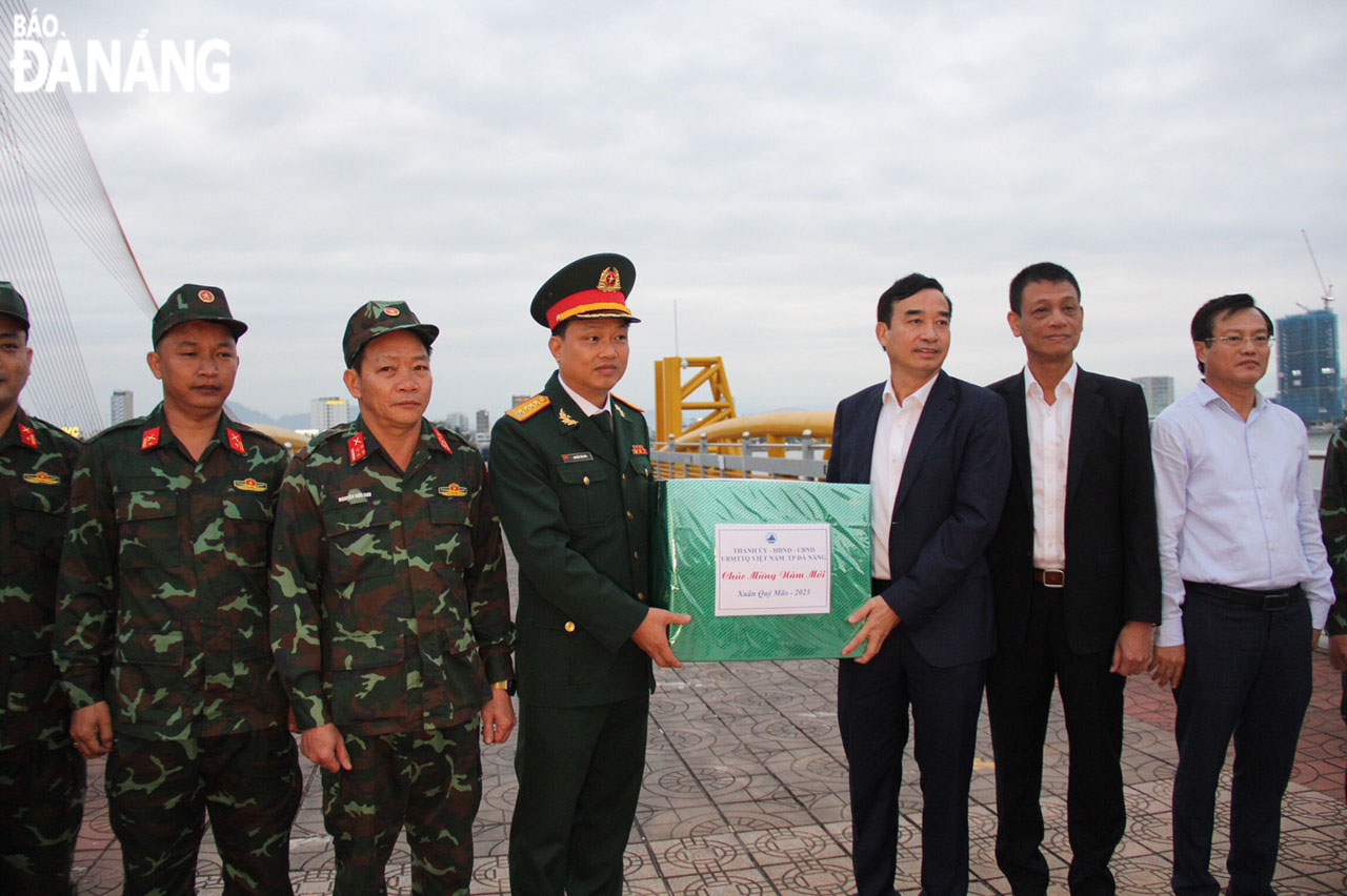 Chủ tịch UBND thành phố Lê Trung Chinh (thứ 3, từ phải sang) thăm, động viên lực lượng cảnh sát 911. Ảnh: NGỌC QUỐC