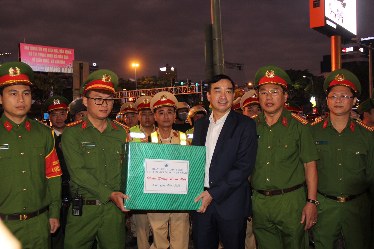 Chủ tịch UBND thành phố Lê Trung Chinh (thứ 3, từ trái sang) thăm, động viên lực lượng 911. Ảnh: NGỌC QUỐC