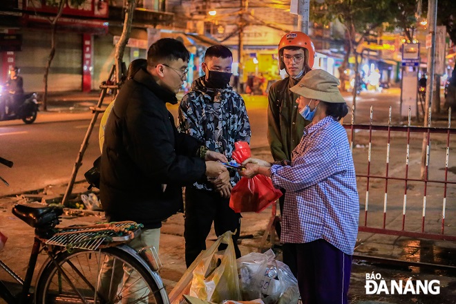 On the evening of the 29th day of the 12th lunar month of 2022, the good deed by young people makes Tet more warm for the poor and disadvantaged people who are trying to make a living in the chilly night.