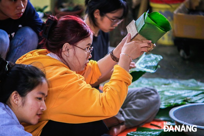 Young people together make ‘banh chung’ for to the poor on the occasion of Tet.