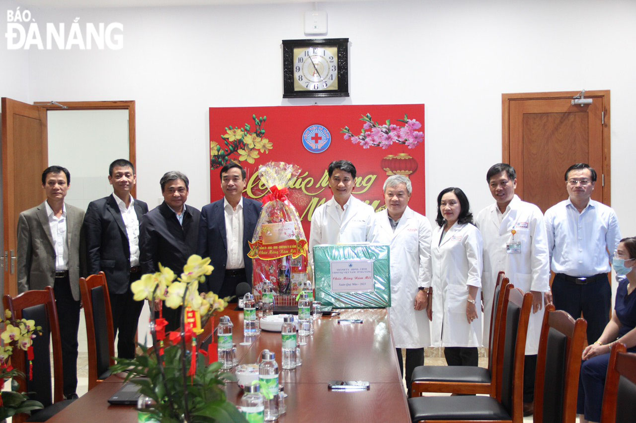 Chairman of the City People's Committee Le Trung Chinh (fourth from the left) visits Da Nang Hospital. Photo: NGOC HA