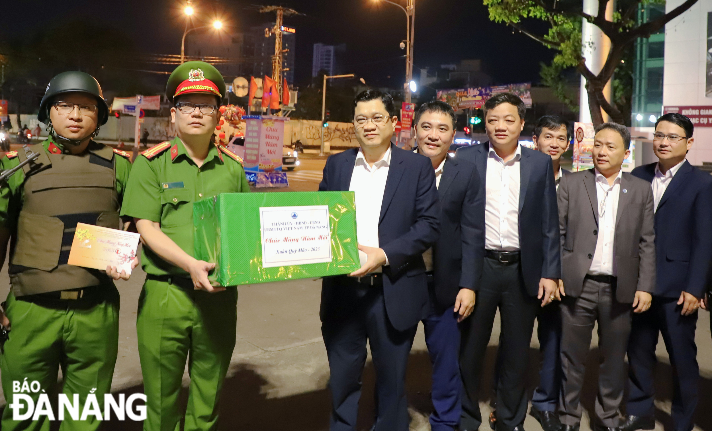 Vice Chairman of the City People's Council Tran Phuoc Son (6th, right) gave gifts and wished the force of 8394 Hai Chau ward 1. Photo: NGOC PHU