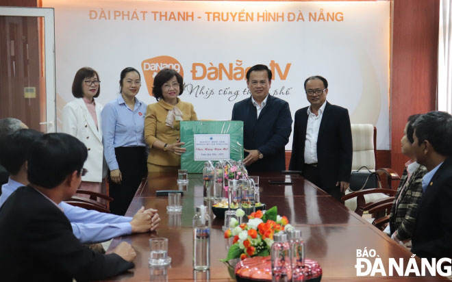 Da Nang People's Committee Vice Chairwoman Ngo Thi Kim Yen (third, left) pays a visit to Da Nang Radio and Television Station, January 21, 2023. Photo: NGOC HA 