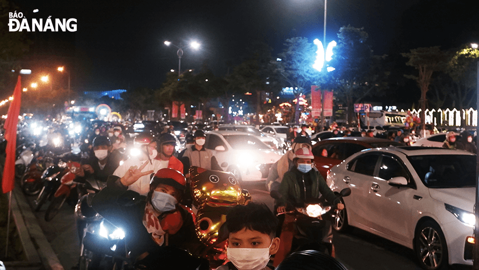 Crowds of people were seen on September 2 Street, Hai Chau District. Photo: THU DUYEN