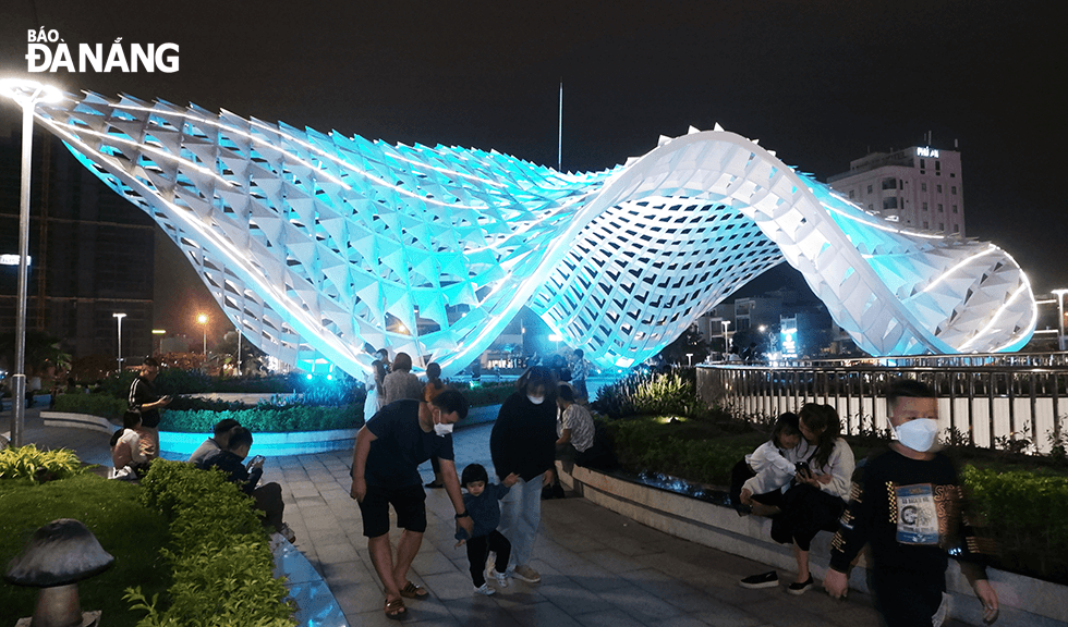 The APEC Sculpture Garden is one of the ideal places in Da Nang to enjoy Lunar New Year's Eve fireworks. Photo: THU DUYEN