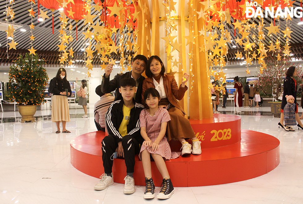 Many families keep their year-end memories at the APEC Statue Scupture Garden. Photo: QUOC CUONG