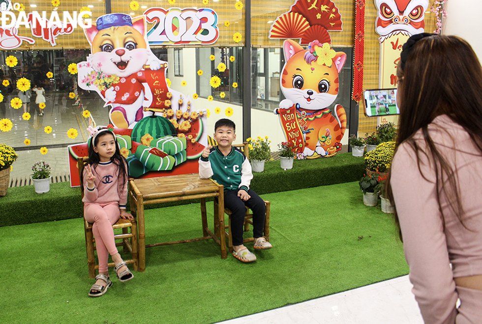 Children are eager to welcome in the lunar new year 2023. Photo: QUOC CUONG