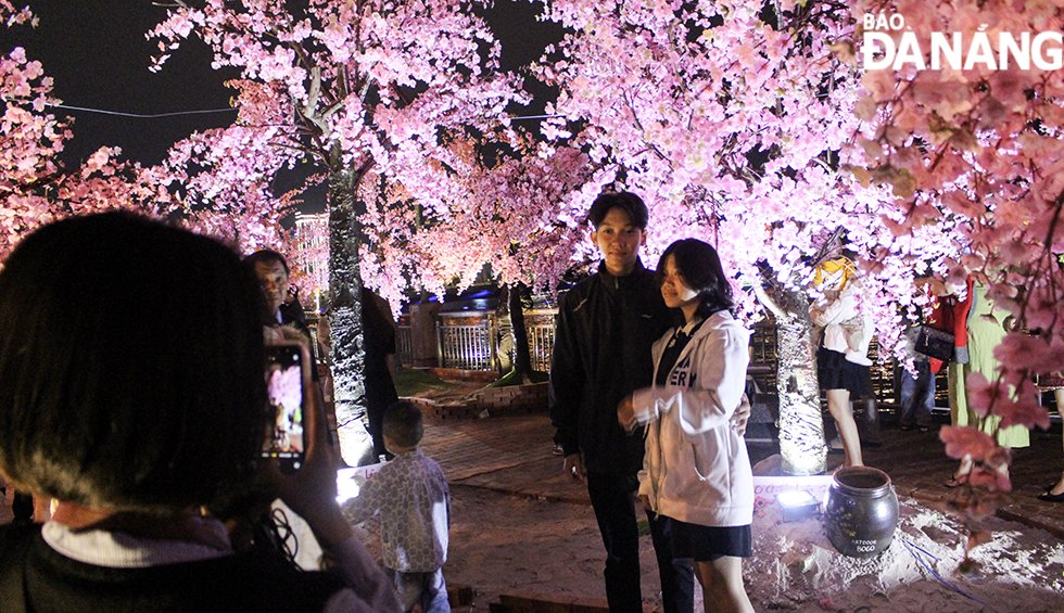 Spring flower streets in Da Nang attract visitors of all ages. Photo: QUOC CUONG