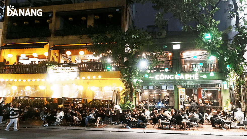 Coffee shops on Bach Dang Street attract many young people on Lunar New Year's Eve. Photo: THU DUYEN