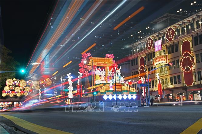 Trang trí đèn lồng đón Tết Nguyên đán tại Singapore, ngày 3/1/2023. Ảnh: TTXVN