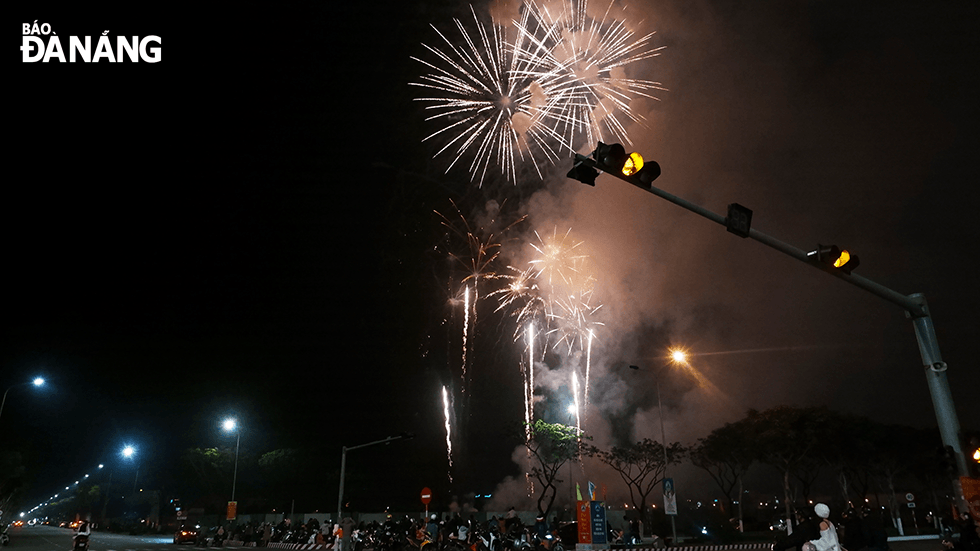 Crowds gathered in front of the Administrative Center of Lien Chieu District to welcome in Lunar New Year 2023. Photo: THU DUYEN