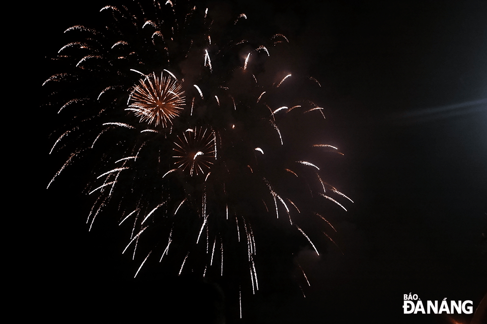 Fireworks shows welcomed in the Year of Cat 2023. Photo: THU DUYEN