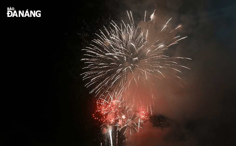 Da Nang's skyline was lit up with three spectacular fireworks displays to ring in the Lunar New Year 2023 on Lunar New Year's Eve. Photo: THU DUYEN