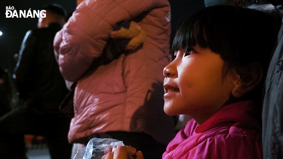 Children attentively enjoyed the fireworks displays. Photo: THU DUYEN 