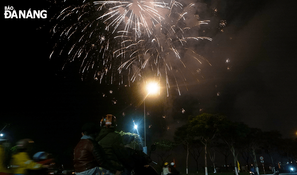 For many children, this is the first time they have watched fireworks. Photo: THU DUYEN