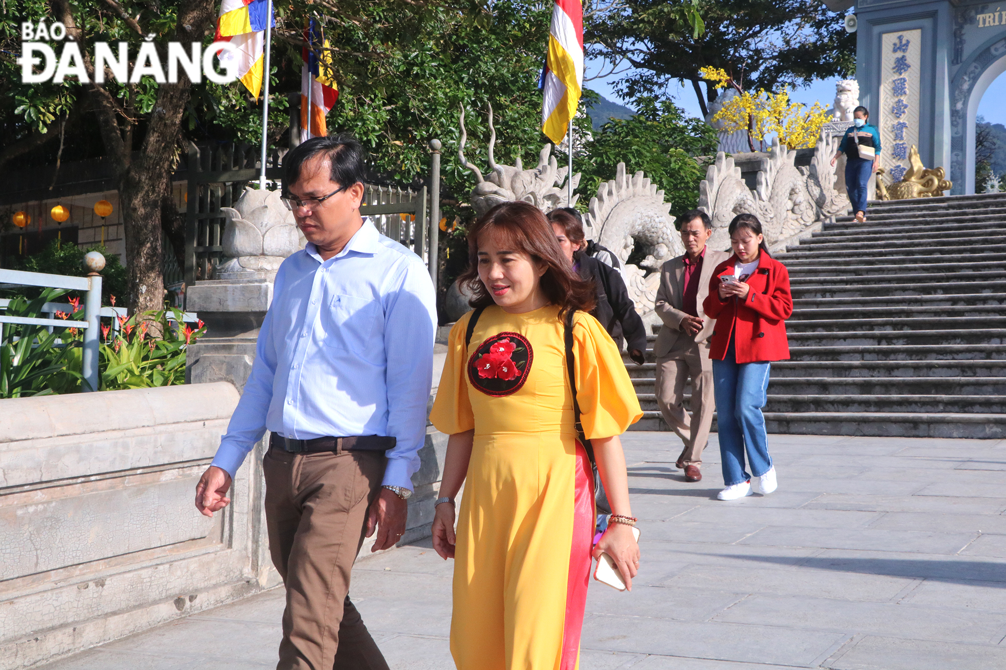 Many locals and tourists visited temples and pagodas to pray for peace on the first day of Tet