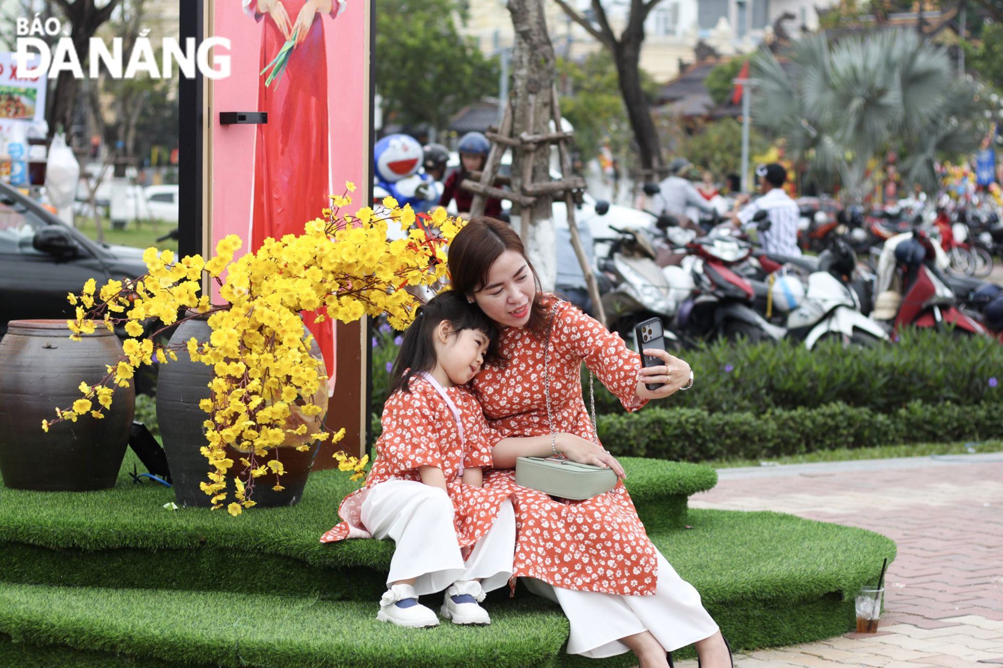 Many residents of all ages are seen wearing ''ao dai'' on the first day of the New Year of the Cat 2023