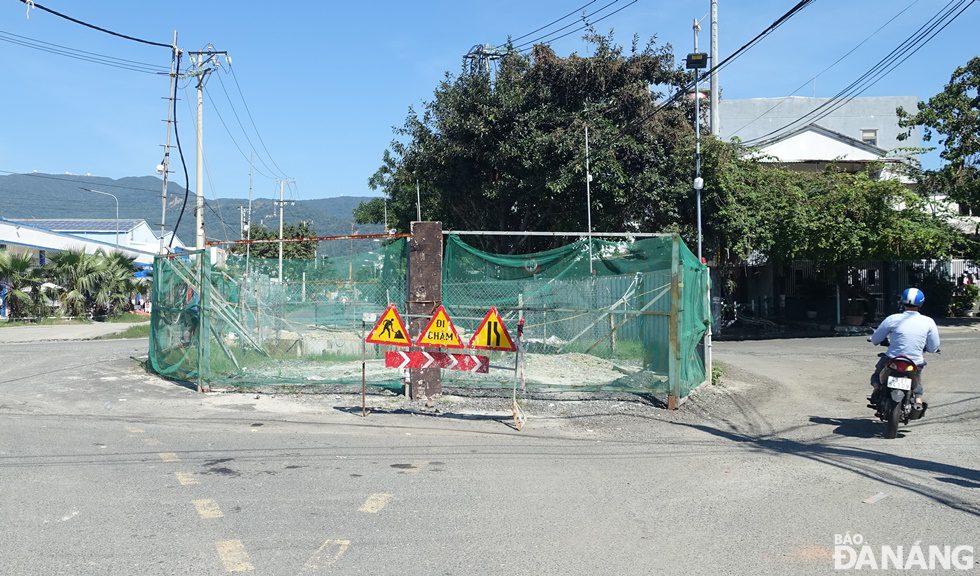 The 18m deep jacking and receiving pits awaiting completion are surrounded by two layers of sturdy fences and mounted with warning signs to avoid accidents for pedestrians.