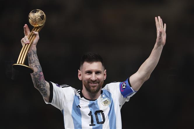 Lionel Messi nhận giải Cầu thủ xuất sắc nhất World Cup 2022 ở Lusail, Qatar ngày 18/12/2022.