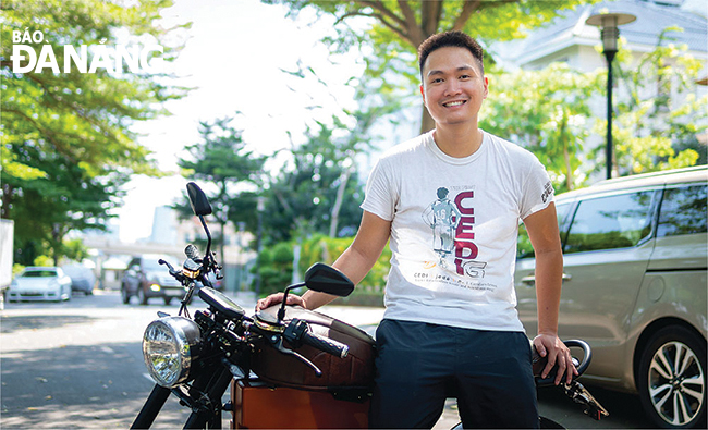 Mr. Nguyen Ba Canh Son, Director of the Dat Bike Vietnam Co., Ltd, and the company's electric motorcycle product. Photo: M.Q