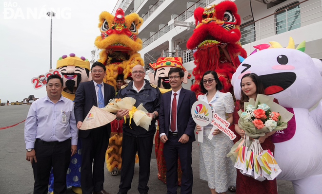 Leaders of the Da Nang Department of Tourism and other related units present flowers to the representative of the Silver Spirit ship. Photo: M.Q