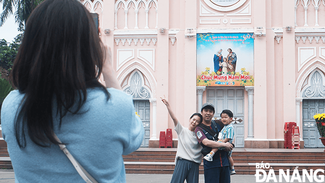 Du khách Hàn Quốc tham quan và chụp ảnh lưu niệm tại Nhà thờ Chính tòa (quận Hải Châu).