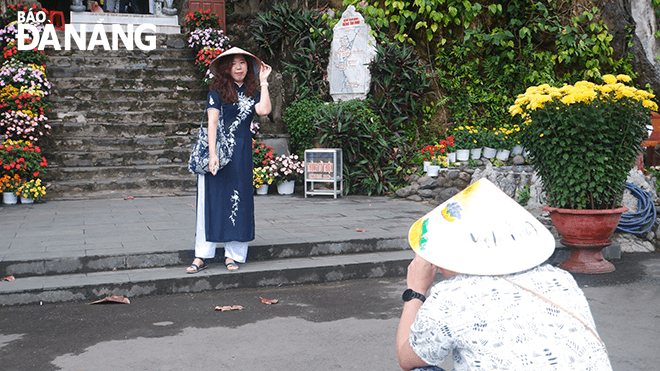 'Ao dai' - traditional costumes of Viet Nam, and conical hats, are loved by South Korean tourists