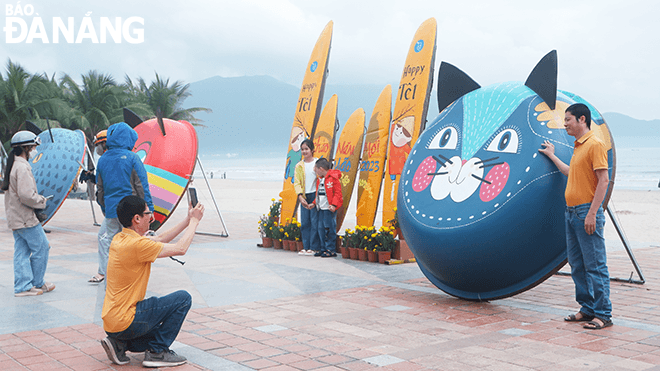 Local residents and tourists enjoy the model of basket boats at the East Sea Park.