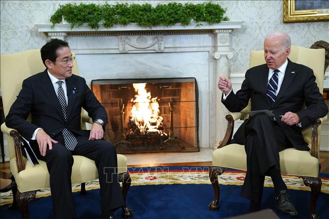 Tổng thống Mỹ Joe Biden (phải) và Thủ tướng Nhật Bản Fumio Kishida tại cuộc gặp ở Washington, DC ngày 13-1. Ảnh: AFP/TTXVN