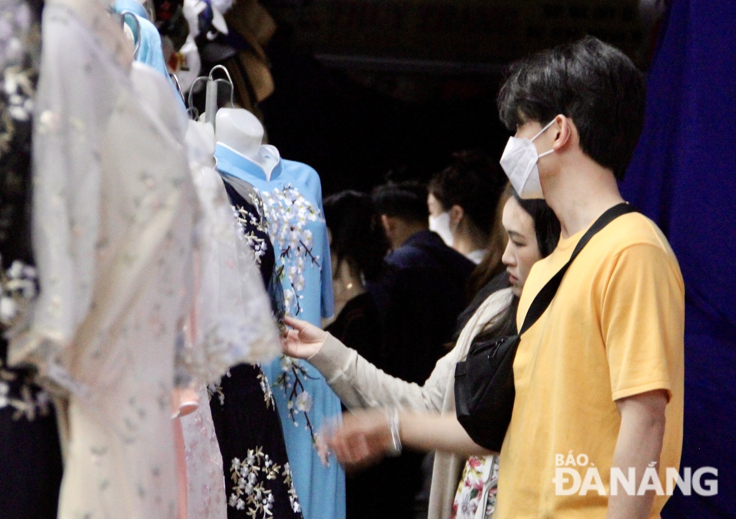 Tourists choose 'Ao Dai' as a souvenir when visiting Da Nang. Photo: N. QUANG